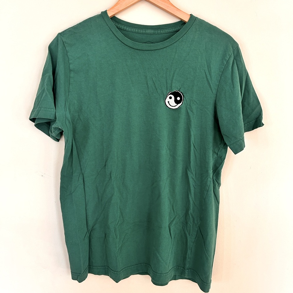 Green vintage peace embroidered tee soft-style | size M